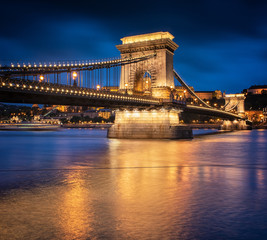 Obraz premium Chain Bridge at night