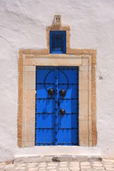 porte cloutée bleue à Sidi Bou Saïd
