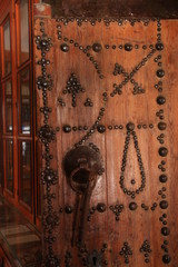 porte cloutée en bois à Sidi Bou Saïd