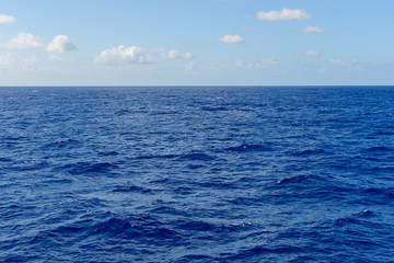 Obraz premium Blue sky with white clouds over the azure waters of the ocean.