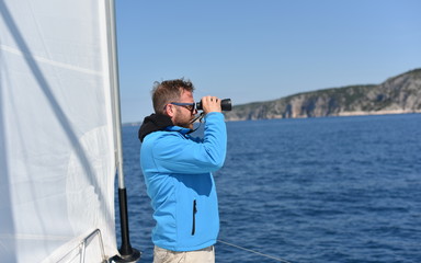 Obraz premium Man sailing with sails out on a sunny day