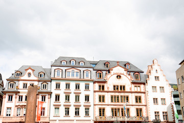 Fototapeta na wymiar blick auf die fassade historischer gebäude in Mainz Deutschland fotografiert während eines Stadtbummels an einem sonnigen Tag
