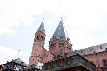 Fototapeta premium nahansicht auf die kirchtürme am marktplatz in Mainz Deutschland fotografiert während eines Stadtbummels an einem sonnigen Tag
