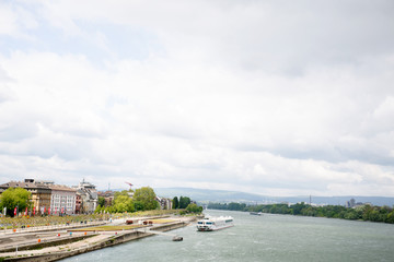 Obraz premium nahansicht auf bauliche anlagen am rhein in Mainz Deutschland fotografiert während eines Stadtbummels an einem sonnigen Tag
