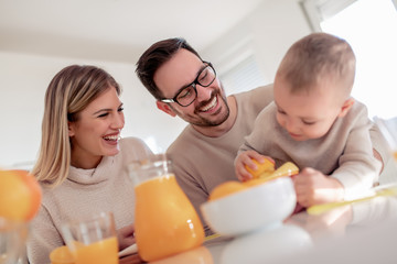 Obraz na płótnie Canvas Family make fresh orange juice