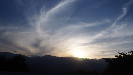 連なる山脈と富士山と綺麗な夕焼け