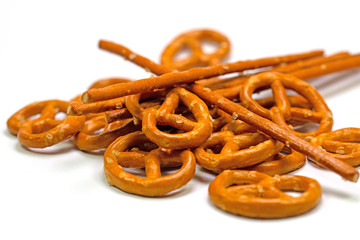 Salzbrezeln und Salzstangen vor weißem Hintergrund