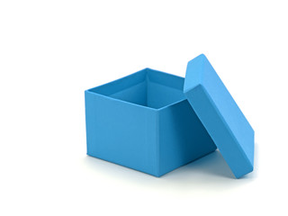 Blaue Pappschachtel mit Deckel vor weißem Hintergrund