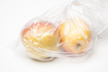 Manzanas en bolsa de plástico, generando residuos difíciles de reciclar