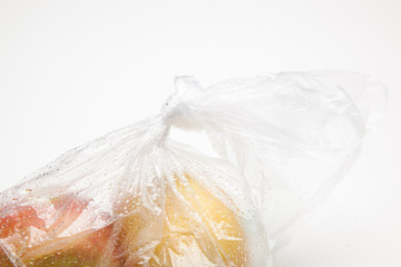 Manzanas en bolsa de plástico, generando residuos difíciles de reciclar