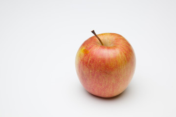 Manzana fuji, fruta sana y saludable, llena de vitaminas, sobre fondo blanco