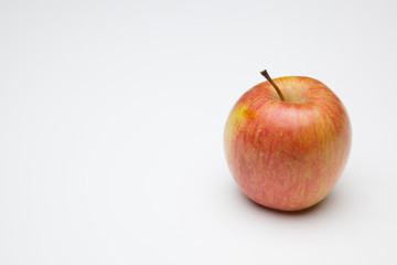 Manzana fuji, fruta sana y saludable, llena de vitaminas, sobre fondo blanco