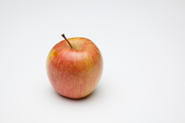 Manzana fuji, fruta sana y saludable, llena de vitaminas, sobre fondo blanco
