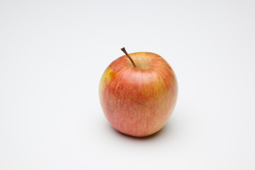 Manzana fuji, fruta sana y saludable, llena de vitaminas, sobre fondo blanco