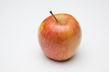 Manzana fuji, fruta sana y saludable, llena de vitaminas, sobre fondo blanco