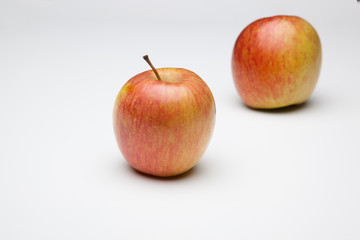 Manzana fuji, fruta sana y saludable, llena de vitaminas, sobre fondo blanco