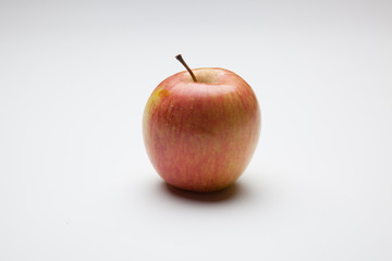 Manzana fuji, fruta sana y saludable, llena de vitaminas, sobre fondo blanco