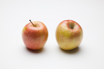 Manzana fuji, fruta sana y saludable, llena de vitaminas, sobre fondo blanco