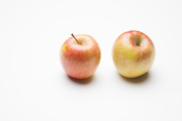 Manzana fuji, fruta sana y saludable, llena de vitaminas, sobre fondo blanco