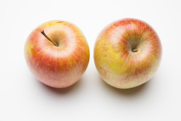 Manzana fuji, fruta sana y saludable, llena de vitaminas, sobre fondo blanco