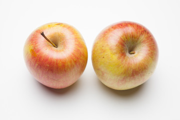 Manzana fuji, fruta sana y saludable, llena de vitaminas, sobre fondo blanco