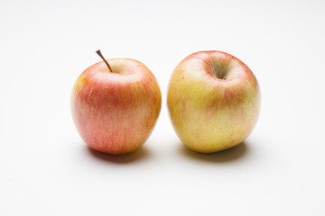 Manzana fuji, fruta sana y saludable, llena de vitaminas, sobre fondo blanco