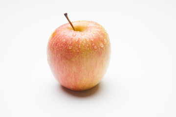 Manzana fuji, fruta sana y saludable, llena de vitaminas, sobre fondo blanco