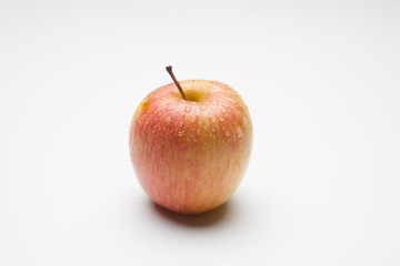 Manzana fuji, fruta sana y saludable, llena de vitaminas, sobre fondo blanco