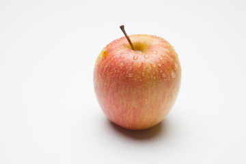 Manzana fuji, fruta sana y saludable, llena de vitaminas, sobre fondo blanco