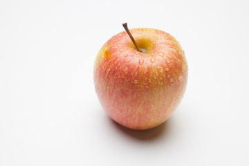 Manzana fuji, fruta sana y saludable, llena de vitaminas, sobre fondo blanco