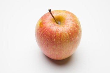 Manzana fuji, fruta sana y saludable, llena de vitaminas, sobre fondo blanco