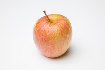Manzana fuji, fruta sana y saludable, llena de vitaminas, sobre fondo blanco