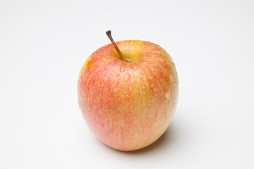 Manzana fuji, fruta sana y saludable, llena de vitaminas, sobre fondo blanco