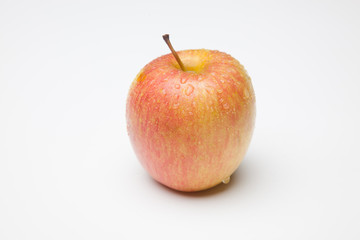 Manzana fuji, fruta sana y saludable, llena de vitaminas, sobre fondo blanco