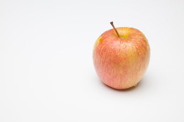 Manzana fuji, fruta sana y saludable, llena de vitaminas, sobre fondo blanco