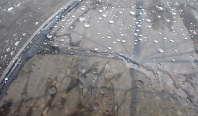 Gotas de lluvia sobre un paraguas transparente