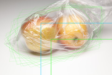Manzanas en bolsa de plástico, generando residuos difíciles de reciclar