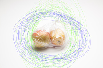 Manzanas dentro de una bolsa de plástico, con advertencias