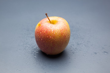 Manzana roja, redonda, sana y saludable preparada para ser comida como postre