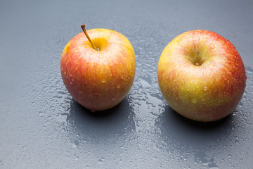 Manzana roja, redonda, sana y saludable preparada para ser comida como postre