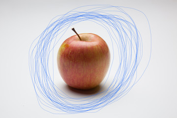 Manzana sana y saludable, preparada para ser ingerida en una comida, con símbolos y diseños