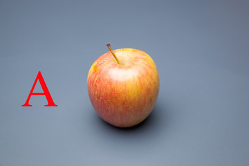 Manzana sana y saludable, preparada para ser ingerida en una comida, con símbolos y diseños