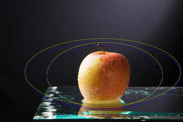 Manzana sana y saludable, preparada para ser ingerida en una comida, con símbolos y diseños