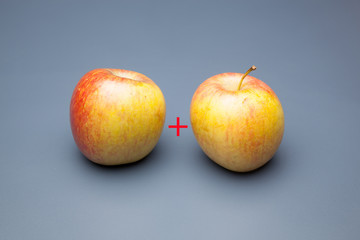 Manzana sana y saludable con dibujos y símbolos, fórmulas y otras cosas