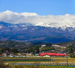 Obraz na płótnie Canvas Cityscape with snow mountain in sunny day