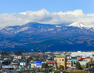 Fototapeta na wymiar Cityscape with snow mountain in sunny day
