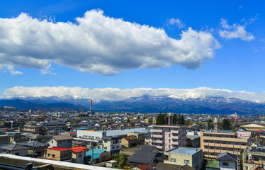 Obraz premium Gród z góry śniegu w słoneczny dzień