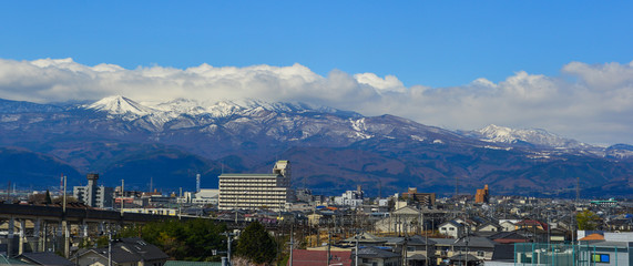 Obraz premium Cityscape with snow mountain in sunny day