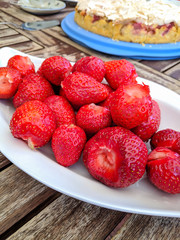 Erdbeeren in einer weißen Schale 