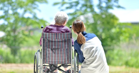 老人介護施設・初夏を楽しむ母